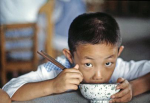 Niño de preescolar en una escuela de una fábrica en Beijing (China)