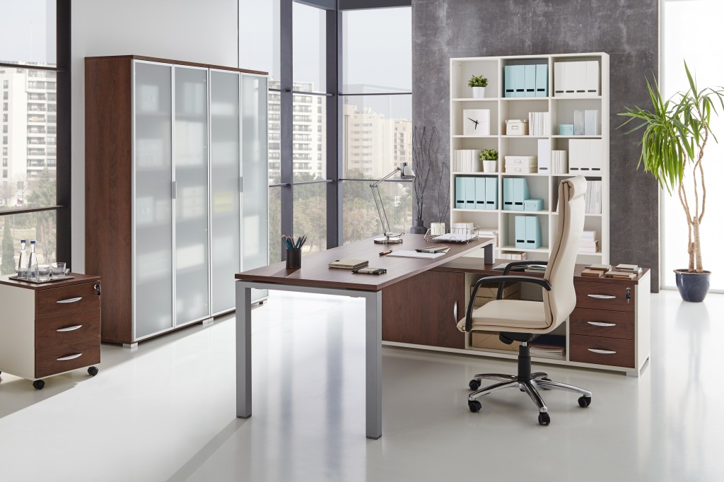 Sillón dirección con base aluminio de la colección Nova